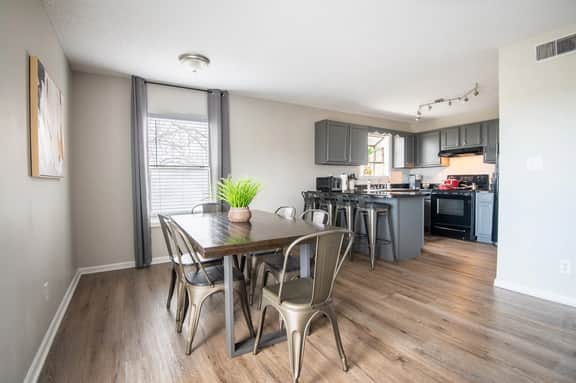 Ridge Retreats Unit A: King Bed/Free Parking/2 Baths