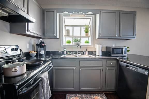 Ridge Retreats Unit B - Balcony/Wifi/4 Queen Beds