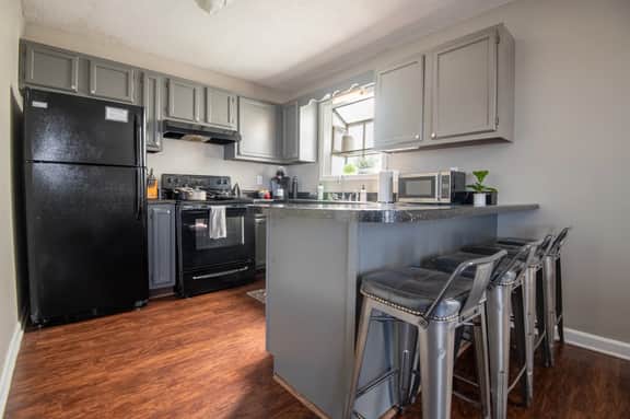 Ridge Retreats Unit B - Balcony/Wifi/4 Queen Beds
