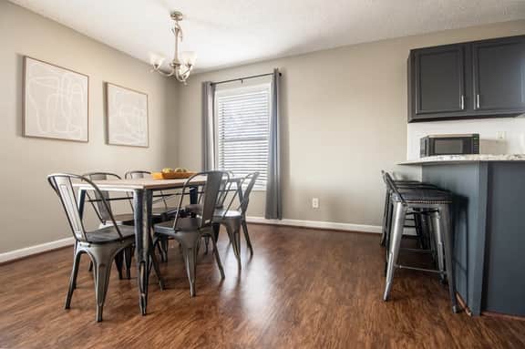 Hilltop Hideaway- Groups/King Beds/Parking/3 Units