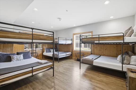 Hearthstone Lodge- 4 Private Units/King Beds/Patio