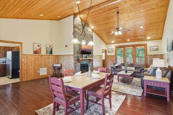 Serenity Ridge Suite 321- King Bedroom/Pool Access