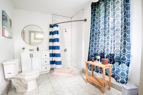 Division Den |Charming One-Level w/ Backyard +WiFi