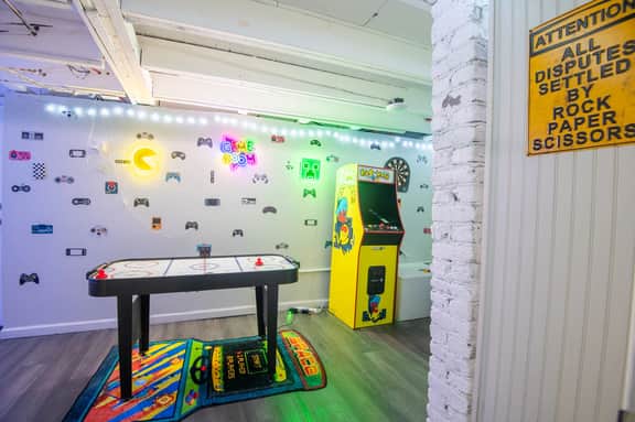 Magic City Manor: Groups/Driveway/Game Room/Wifi - Image 5