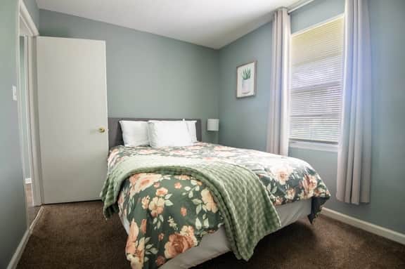 32nd Street Retreat | Downtown/Backyard/Parking - Image 4