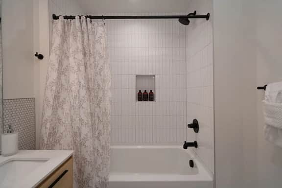 Urban Loft – Wi-Fi/Downtown/2 Beds & 2 Baths - Image 5
