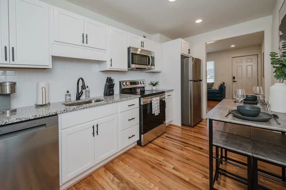 Central Suite E - 2 Bedrooms/King Bed/ Parking