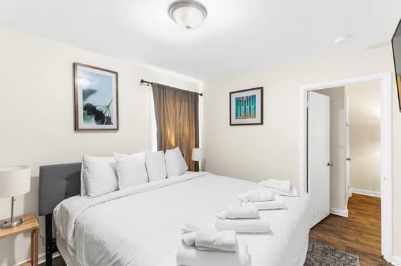 Norwood Seven Flat No. 1 - King Bed/WiFi/Cozy