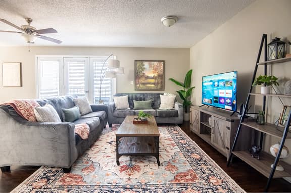 Ridge Retreats Unit B - Balcony/Wifi/4 Queen Beds