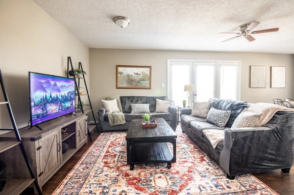 Ridge Retreats - Unit C: King Bed/Hilltop View/TVs