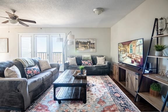 Ridge Retreats - Unit F: King Bed/Free Parking/TVs