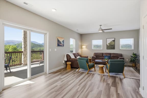 Serenity Ridge Clubhouse Unit 3- King Bed/Family