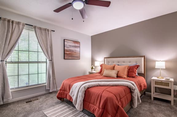 The Hearth & Thistle - King Bed/TownHome with Deck