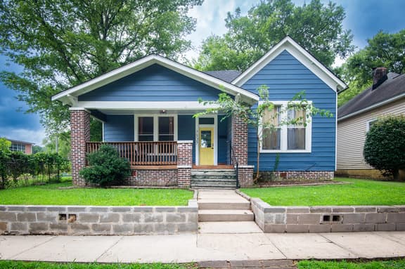 Division Den |Charming One-Level w/ Backyard +WiFi
