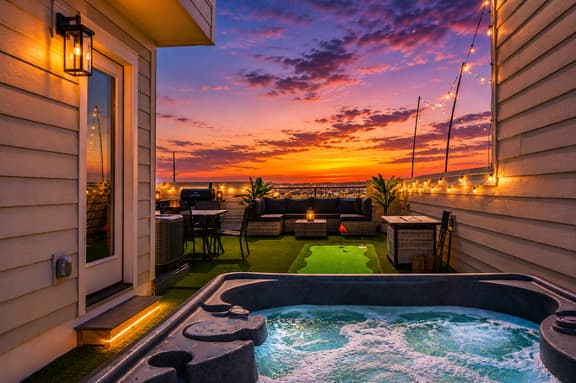 The Encore - Rooftop Hot Tub/Game Room/Sleeps 12