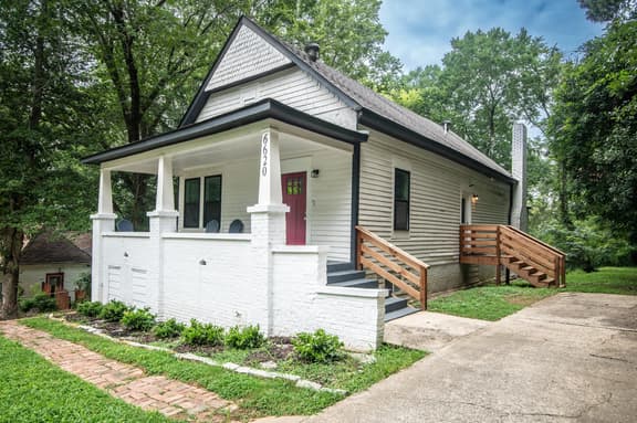 Magic City Manor: Groups/Driveway/Game Room/Wifi - Image 1