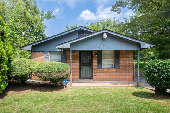 32nd Street Retreat | Downtown/Backyard/Parking - Image 1